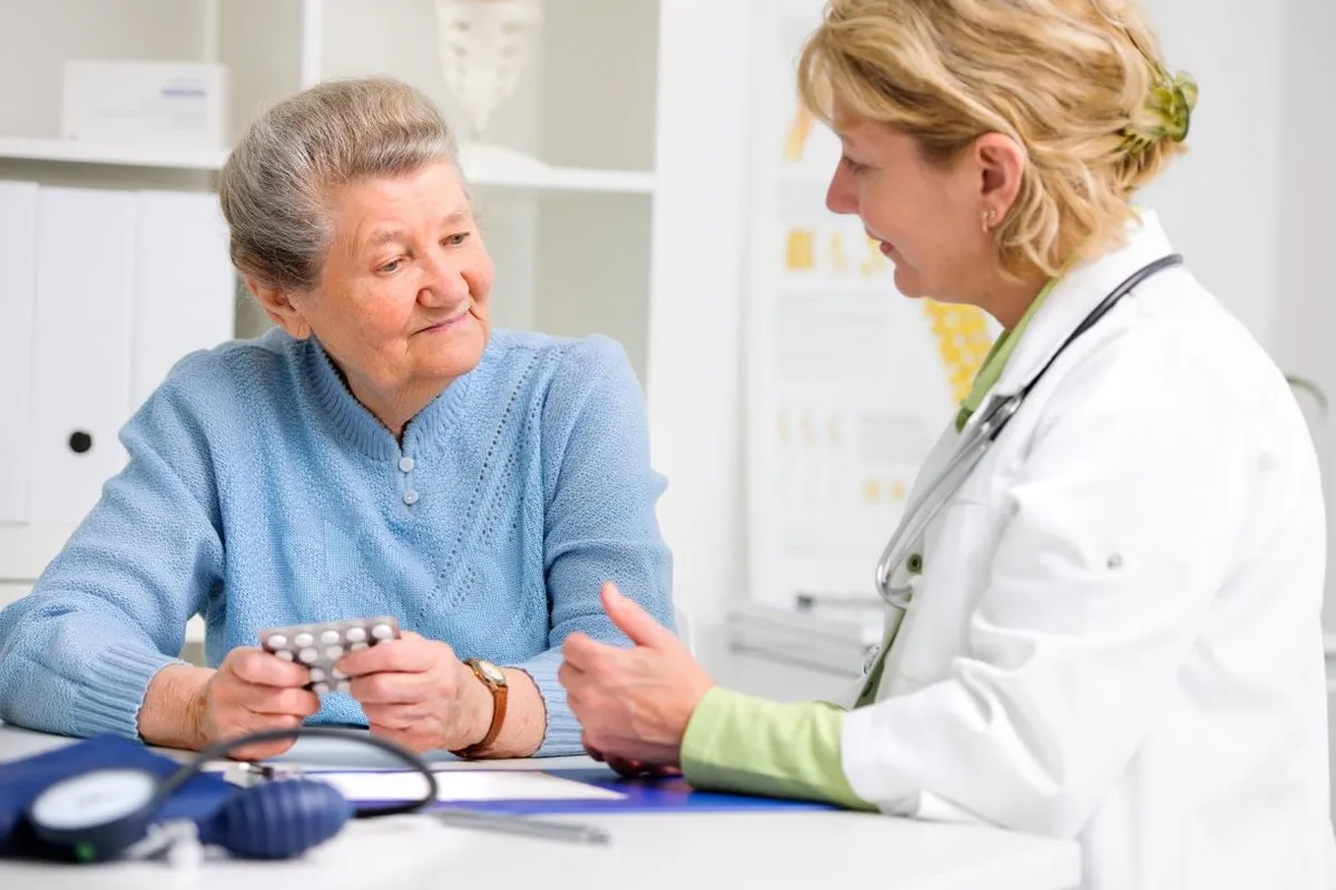 Pacjent rozmawiający z chirurgiem w szpitalu