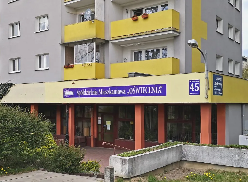 budynek sp&oacute;łdzielni mieszkaniowej