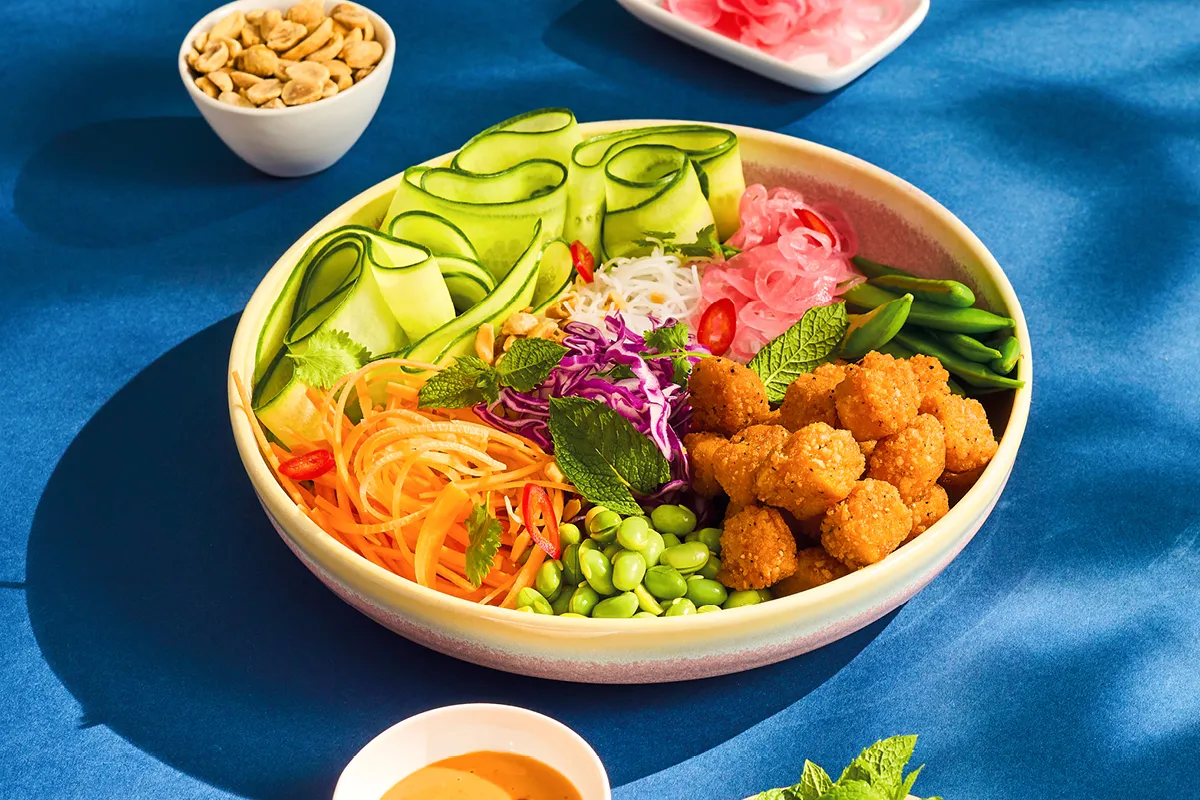 miska z makaronem ryżowym i warzywami