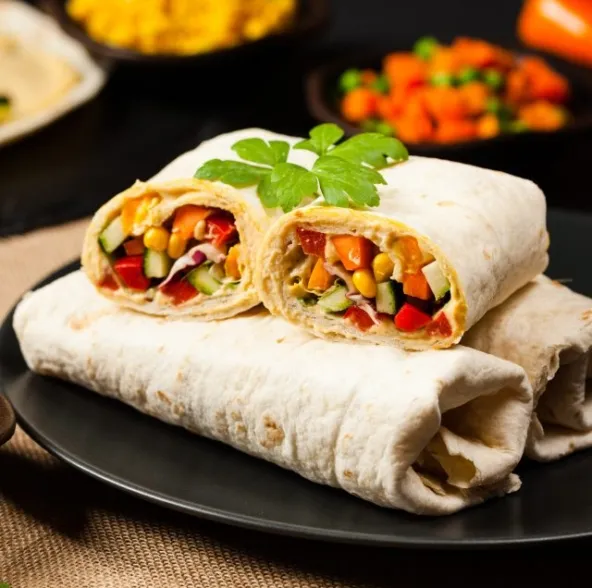 tortilla wegetariańska z hummusem i warzywami