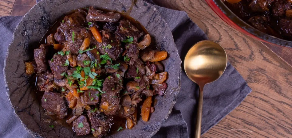 składniki wołowina po burgundzku, wołowina pręga, wino pinot noir