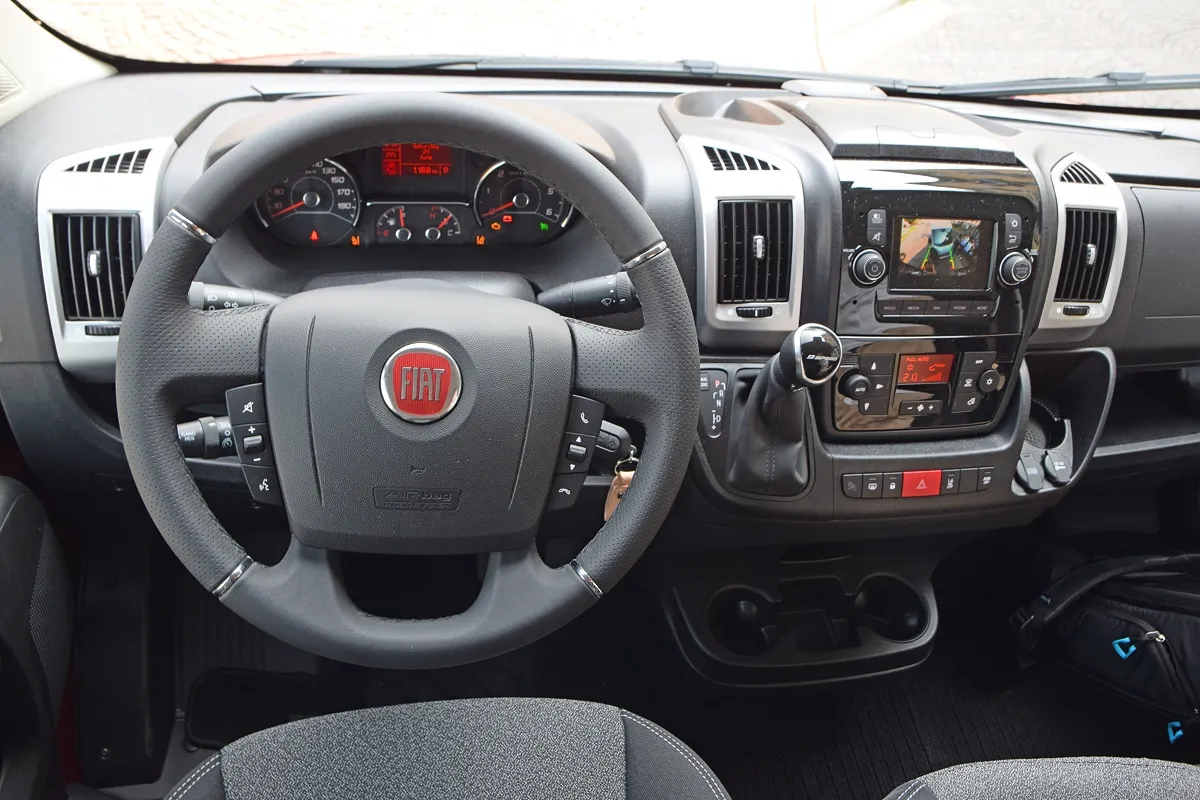 Fiat Ducato wnętrze deska rozdzielcza