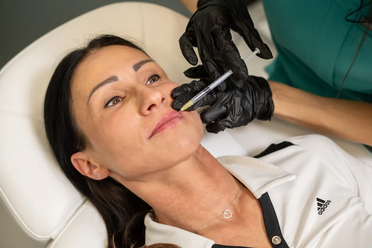 Lekarz medycyny estetycznej wykonujący zabieg z hialuronidazą