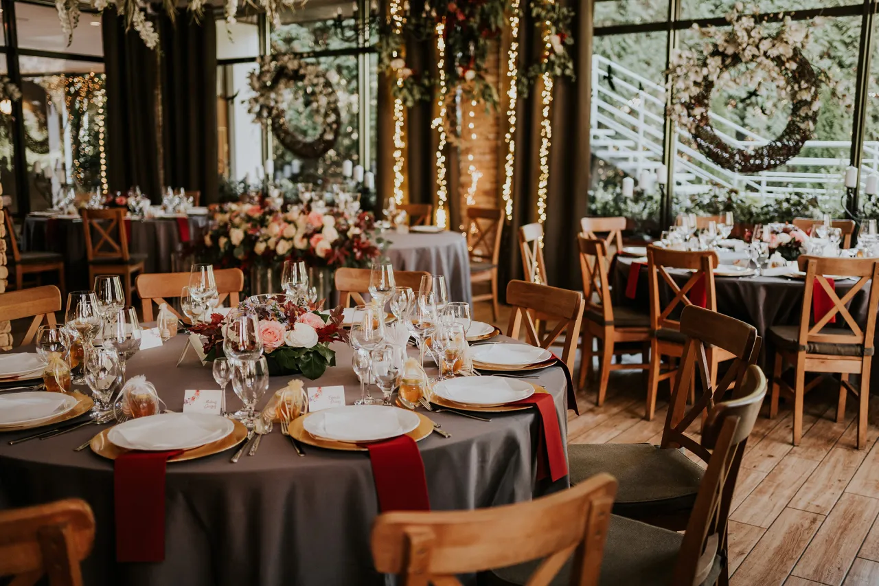 elegancka sala weselna w stylu rustykalnym przygotowana na przyjęcie