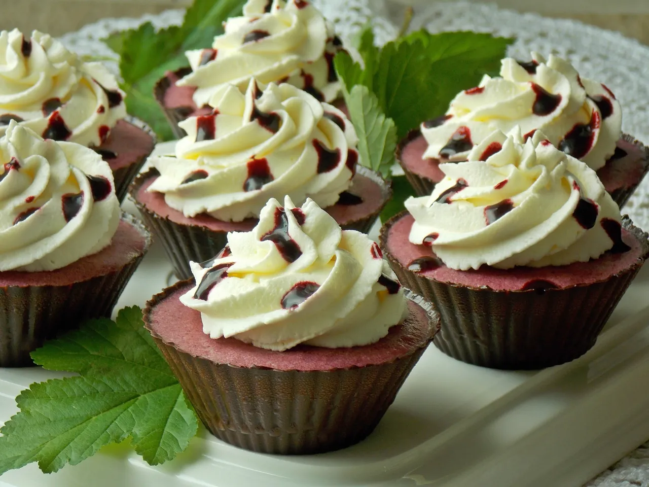 Mrożone spody babeczek i krem w pojemniku