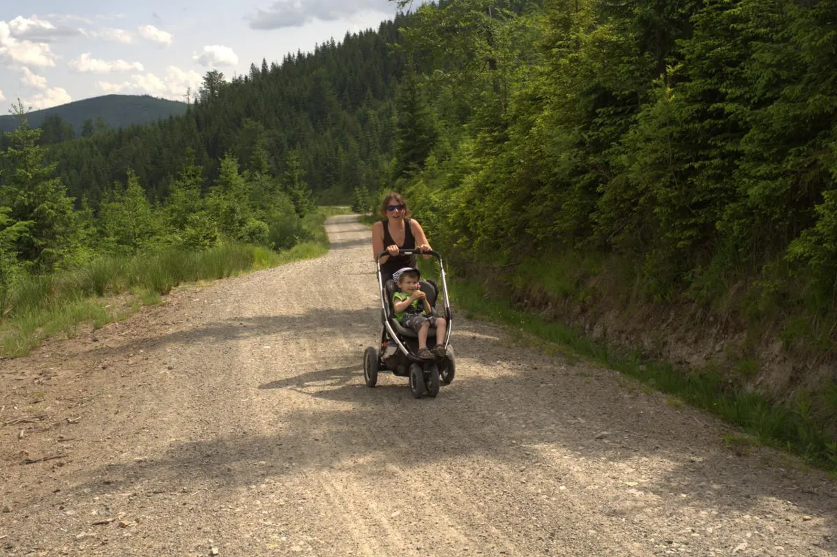 rodzina z wózkiem w Tatrach szlak