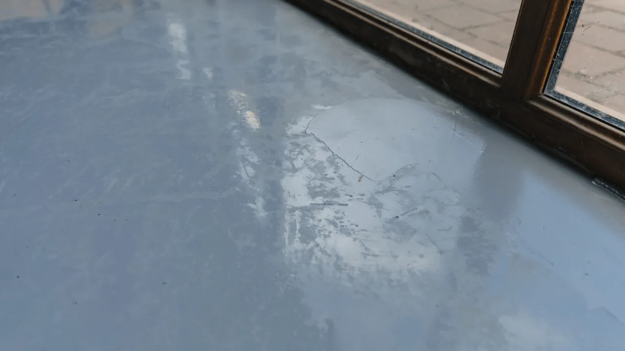 Zniszczona posadzka betonowa w garażu