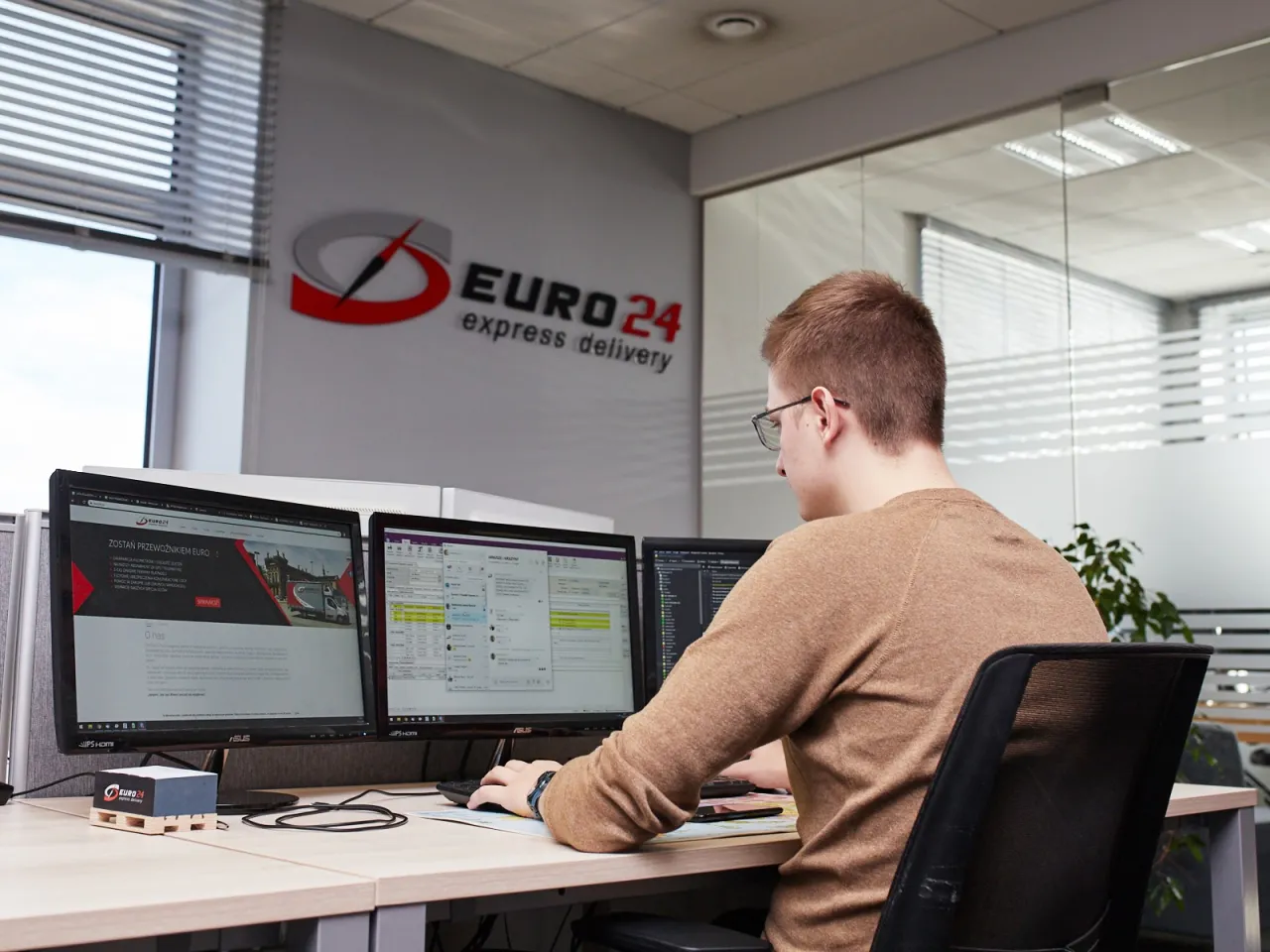 spedytor w biurze, monitorowanie transportu, giełda transportowa