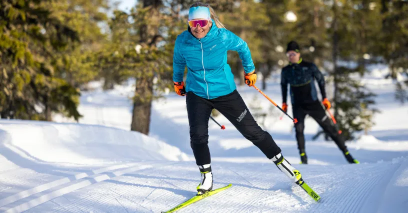zestaw odzieży na biegówki: kurtka, spodnie, bielizna, akcesoria