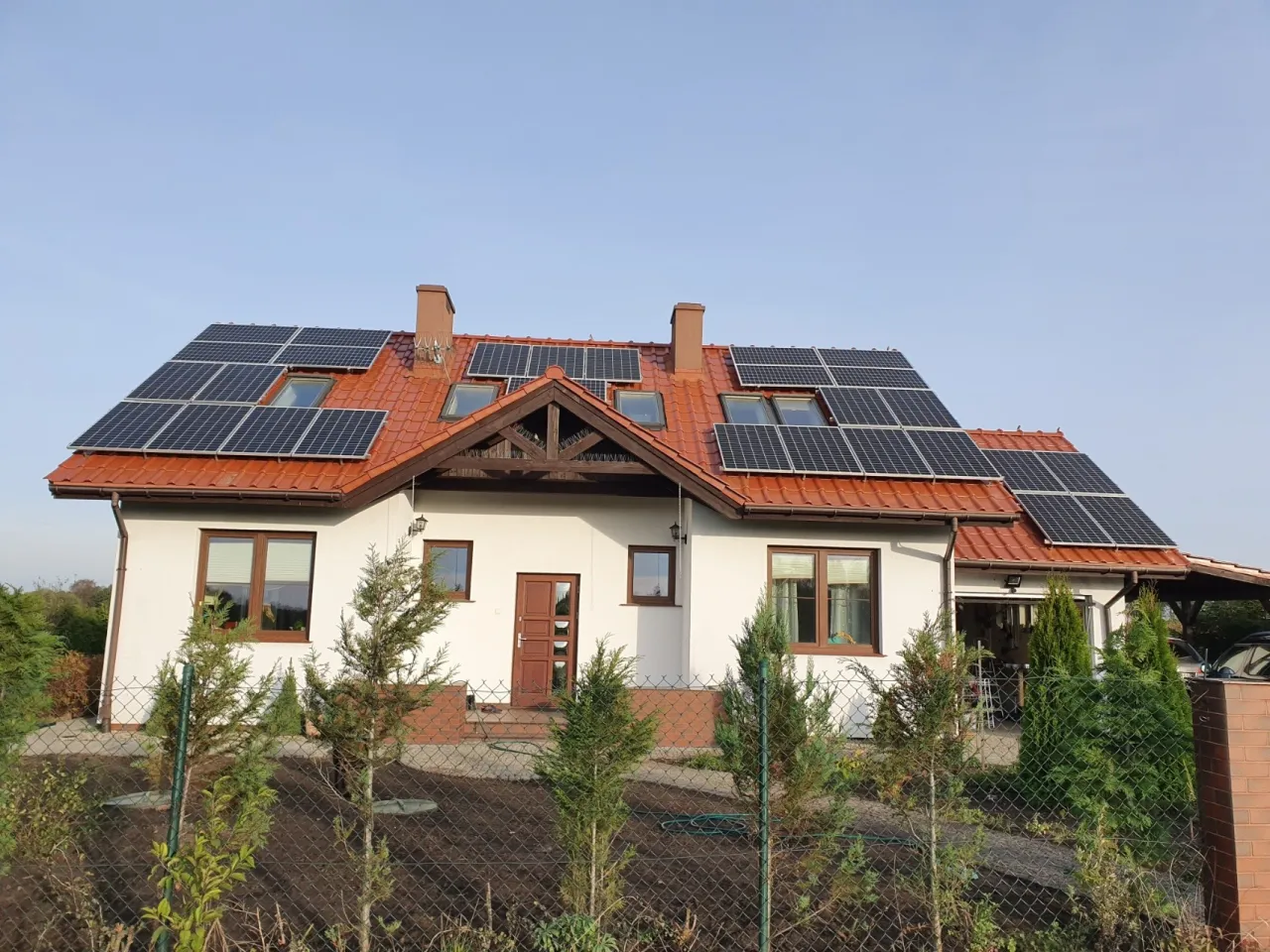 Zachmurzone niebo nad panelami słonecznymi