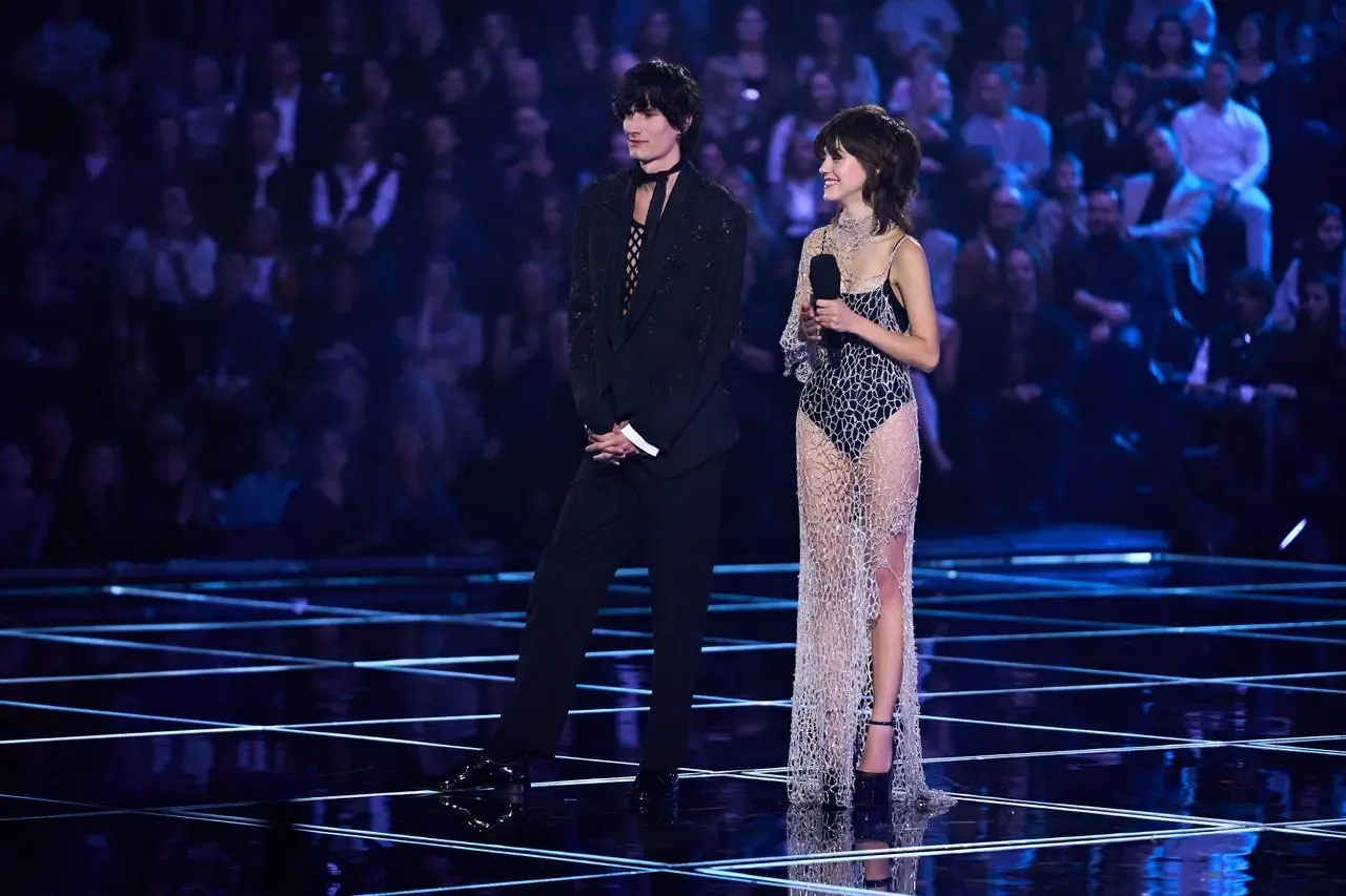 Para na scenie, w stylizacjach godnych finału Top Model, z widownią w tle.