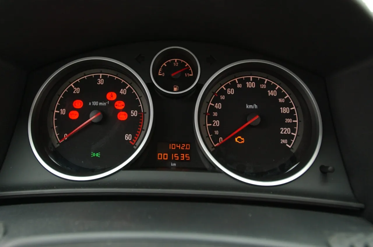 Opel Astra H komunikat InSP deska rozdzielcza