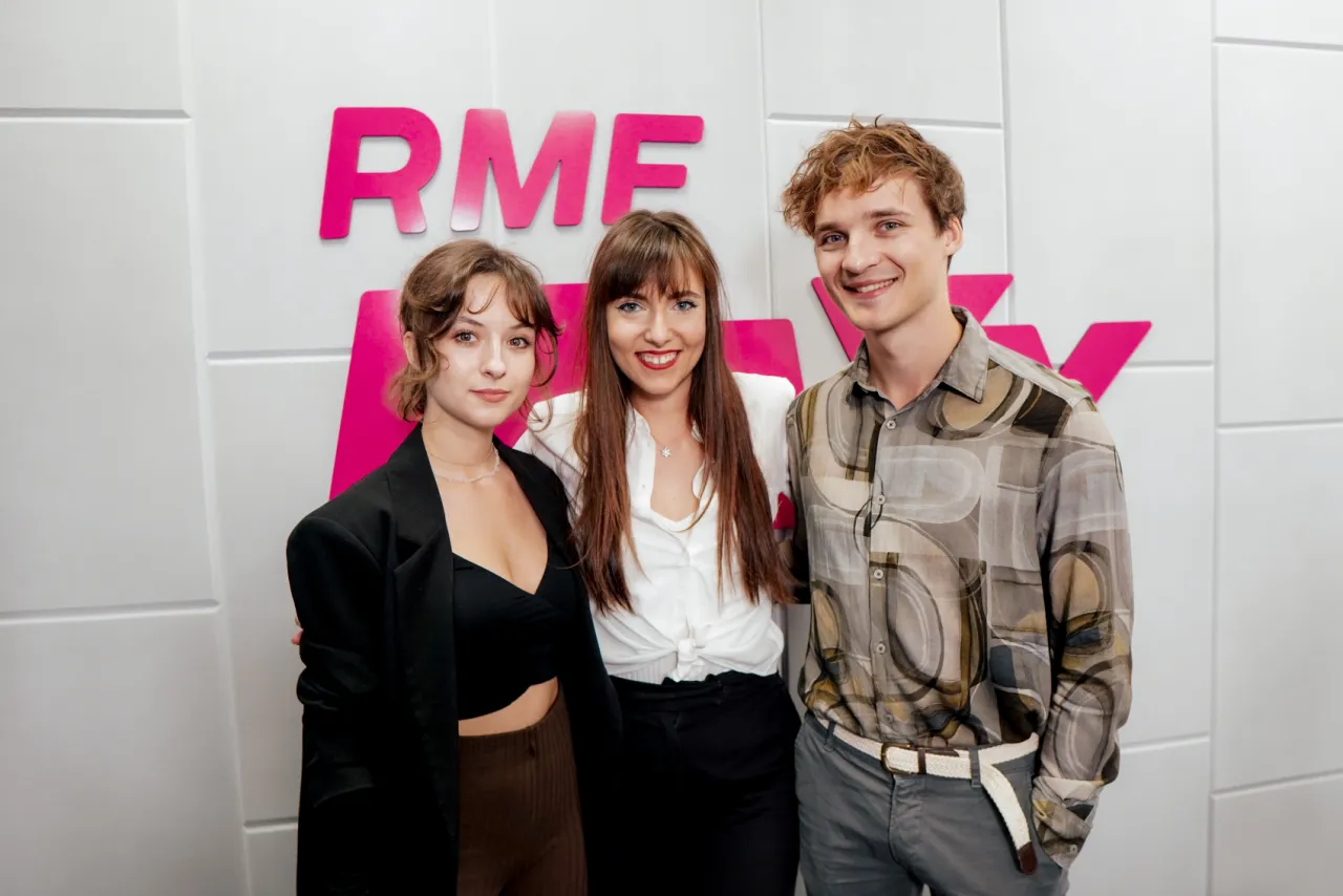 Kto śpiewa kwiat jabłoni? Trzech młodych ludzi pozuje na tle logo RMF FM.