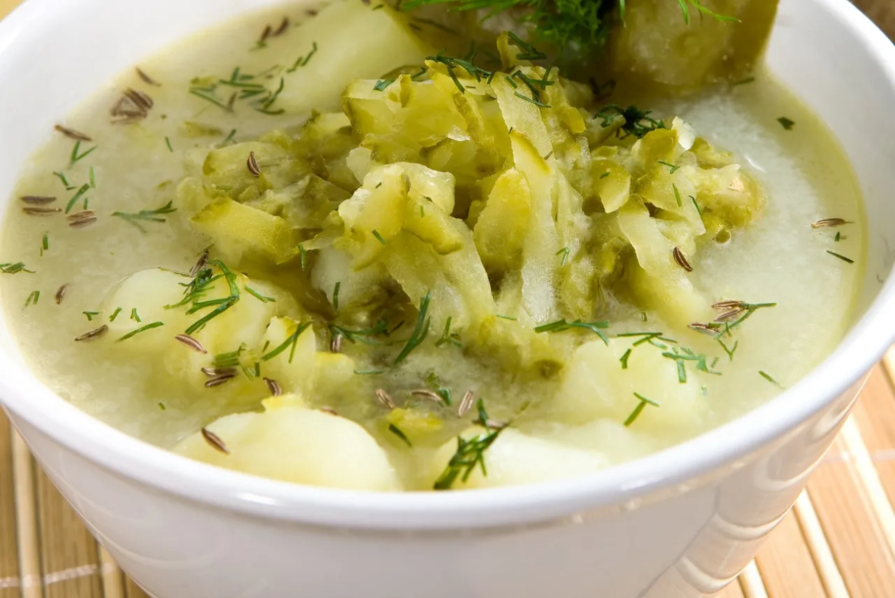 Zupa ogórkowa z nietypowymi dodatkami