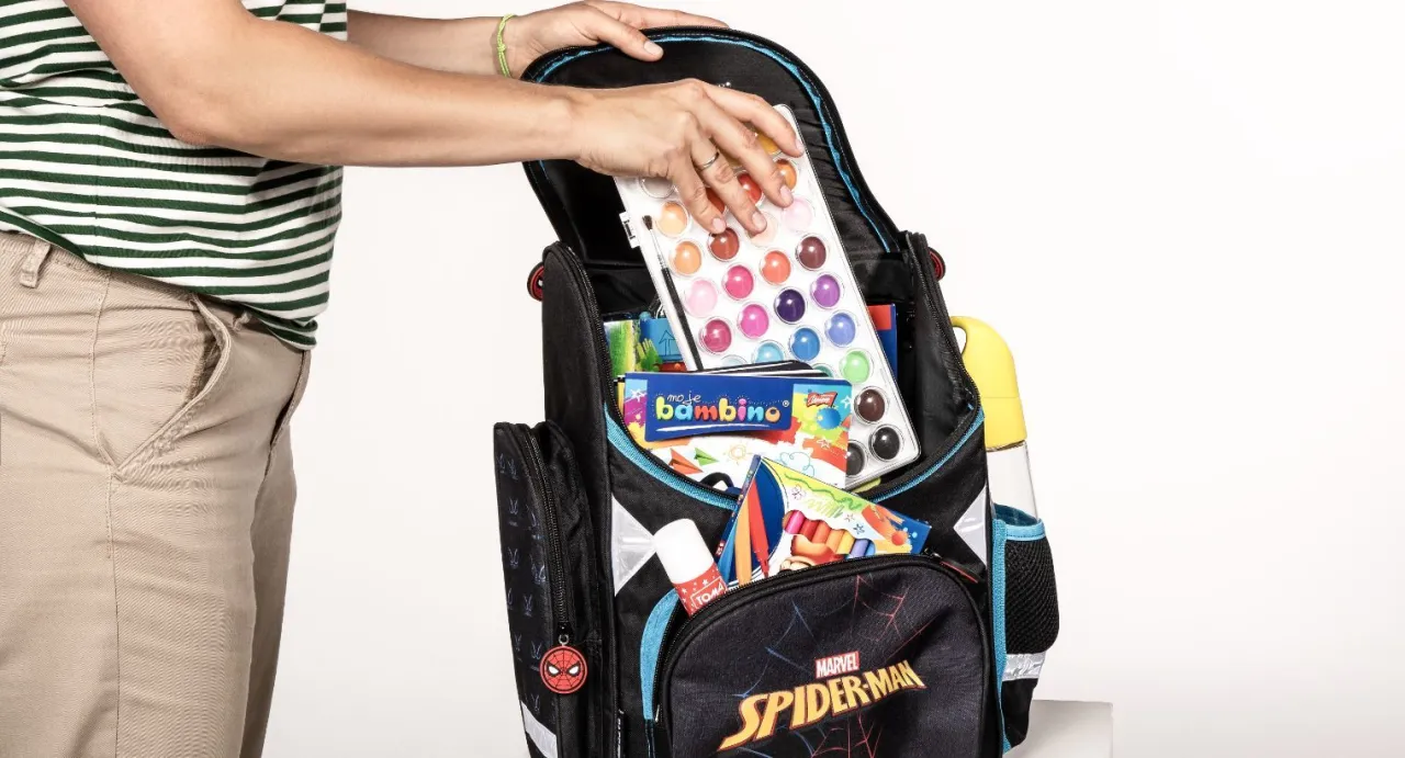 Plecak ucznia z farbkami i kredkami. Zastanawiasz się, ile powinien ważyć plecak ucznia? Ważne, by nie był za ciężki.