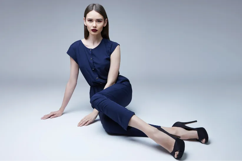 Granatowy kombinezon stylizacja casual buty sneakersy