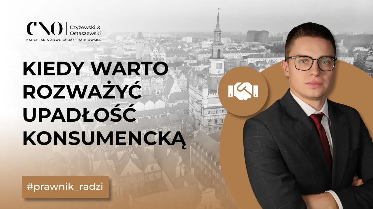 Młody prawnik w garniturze wyjaśnia, kto spłaca długi po upadłości konsumenckiej. W tle panorama miasta.
