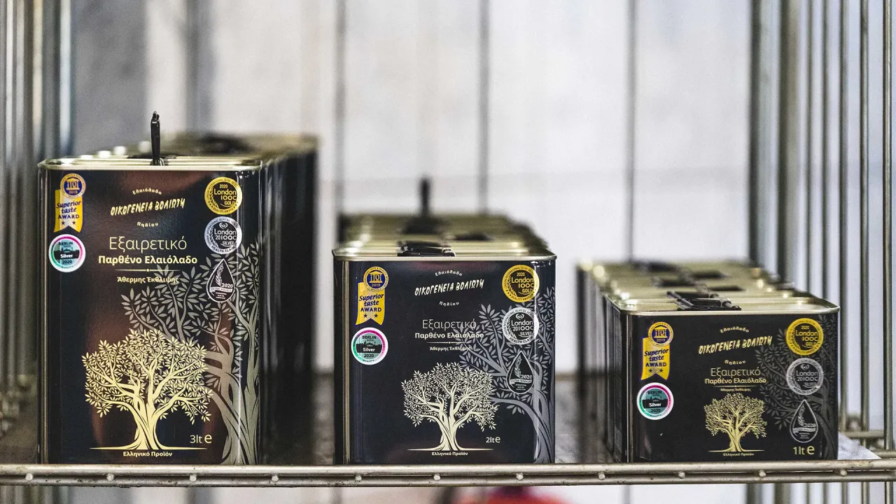 porównanie butelka ciemna, przezroczysta, puszka oliwa