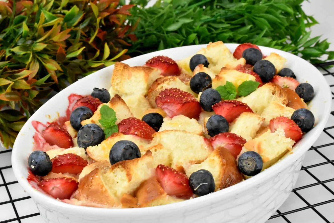słodka zapiekanka śniadaniowa z owocami