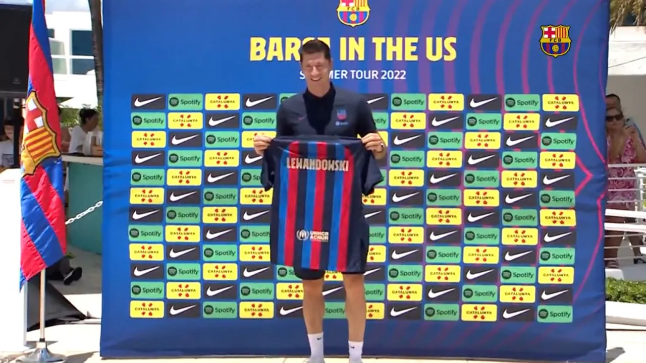 Robert Lewandowski w koszulce FC Barcelona