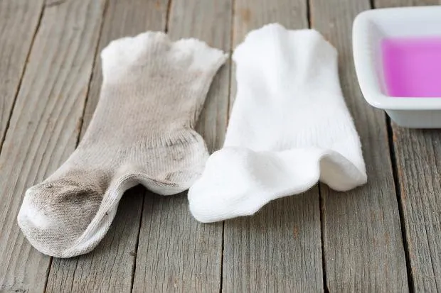 białe skarpetki przed i po wybielaniu domowymi sposobami