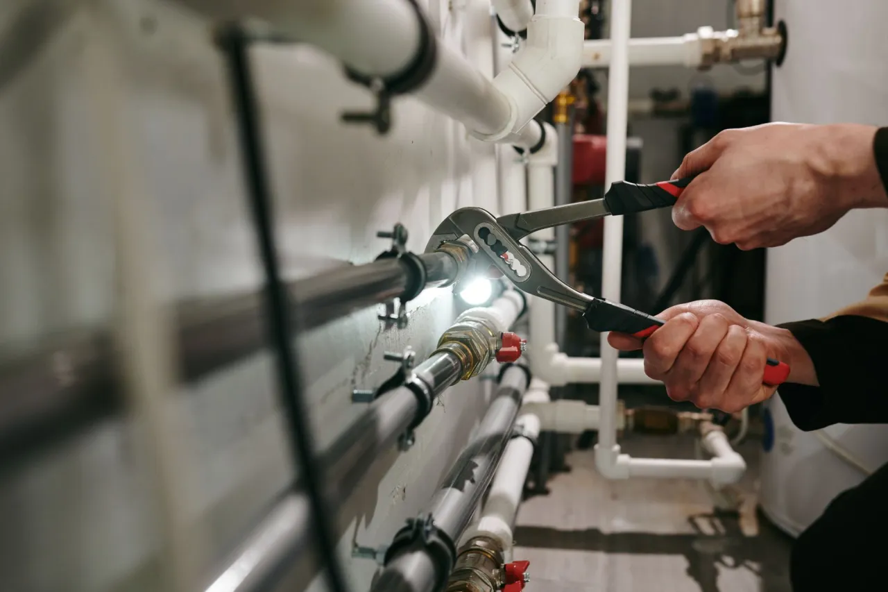 Hydraulik montujący instalację wodno-kanalizacyjną w nowym budynku