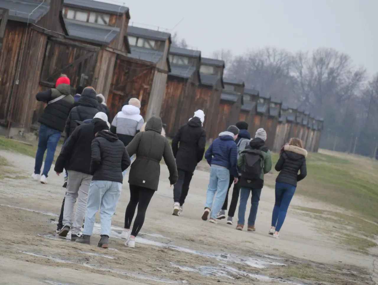 Zdjęcie Jak ubrać się do Auschwitz, by szanować pamięć i czuć komfort?