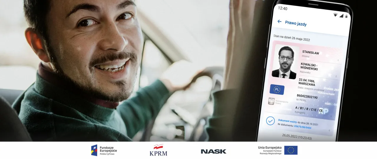 Kierowca pokazuje prawo jazdy policjantowi, kontrola drogowa