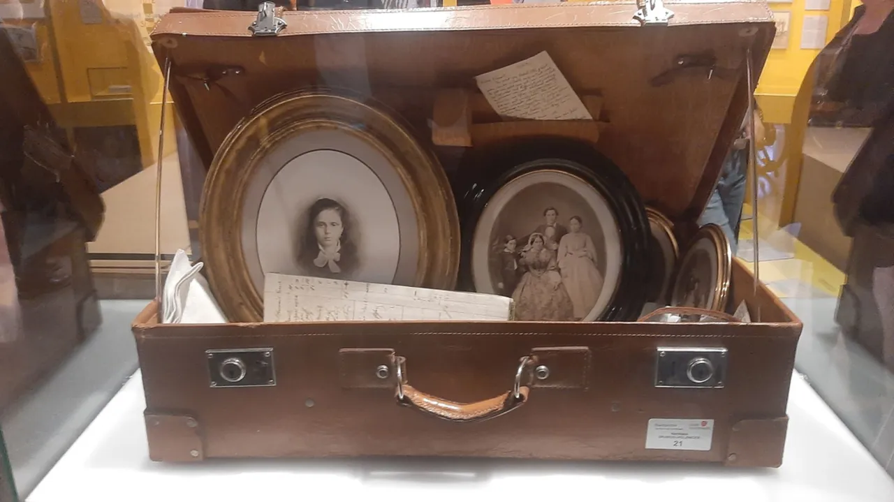 Inhalt eines geöffneten Auktionskoffers Überraschung