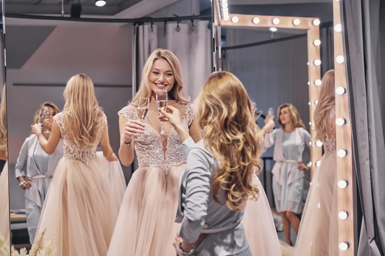 Panna młoda przymierza suknię ślubną z konsultantką