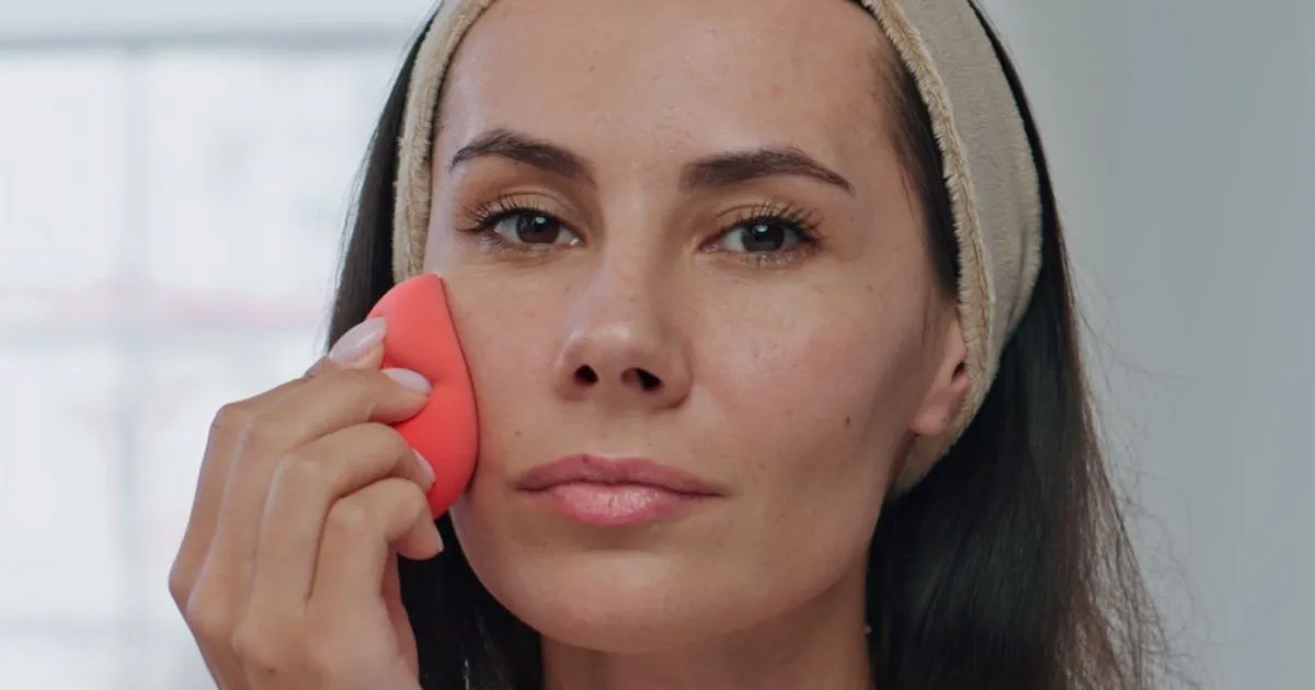 Jak prawidłowo używać gąbki do makijażu krok po kroku