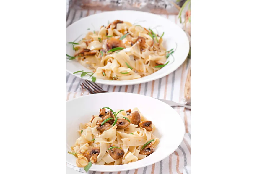 plato de pasta cremosa con setas y perejil