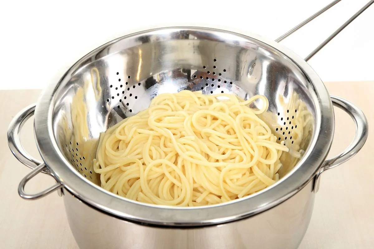 ugotowany makaron w szklanym pojemniku