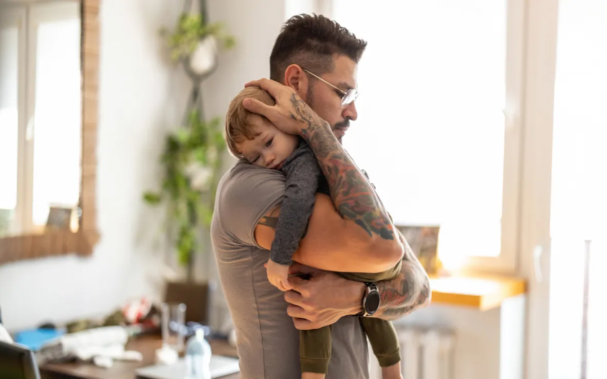 matka karmiąca dziecko przed snem, tata usypiający dziecko