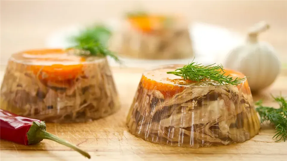 galaretka drobiowa z dodatkami na stół