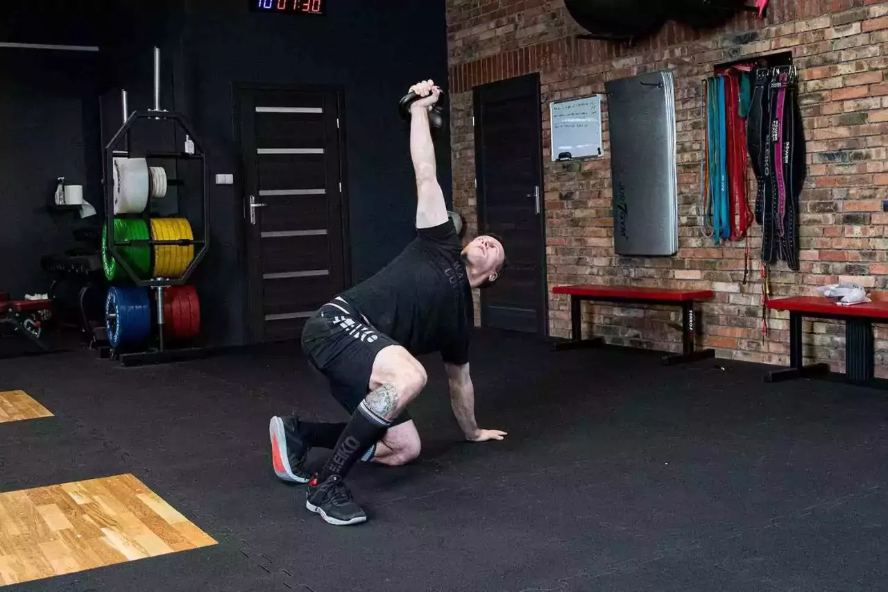 osoba wykonująca ćwiczenia funkcjonalne z masą ciała