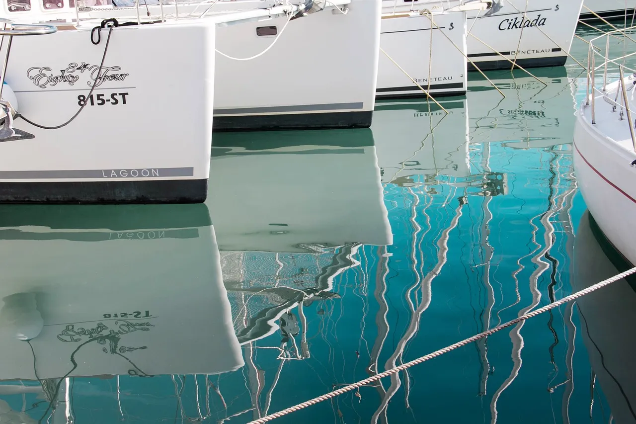 Marzysz o rejsie wycieczkowcem po Morzu Śródziemnym? Zobacz odbicia jachtów w wodzie, które mogą być inspiracją do planowania podróży.