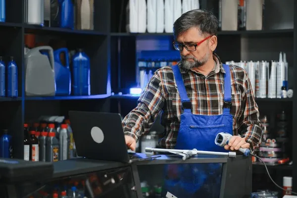 personne sur un ordinateur portable consultant un site de vente de pièces auto en ligne