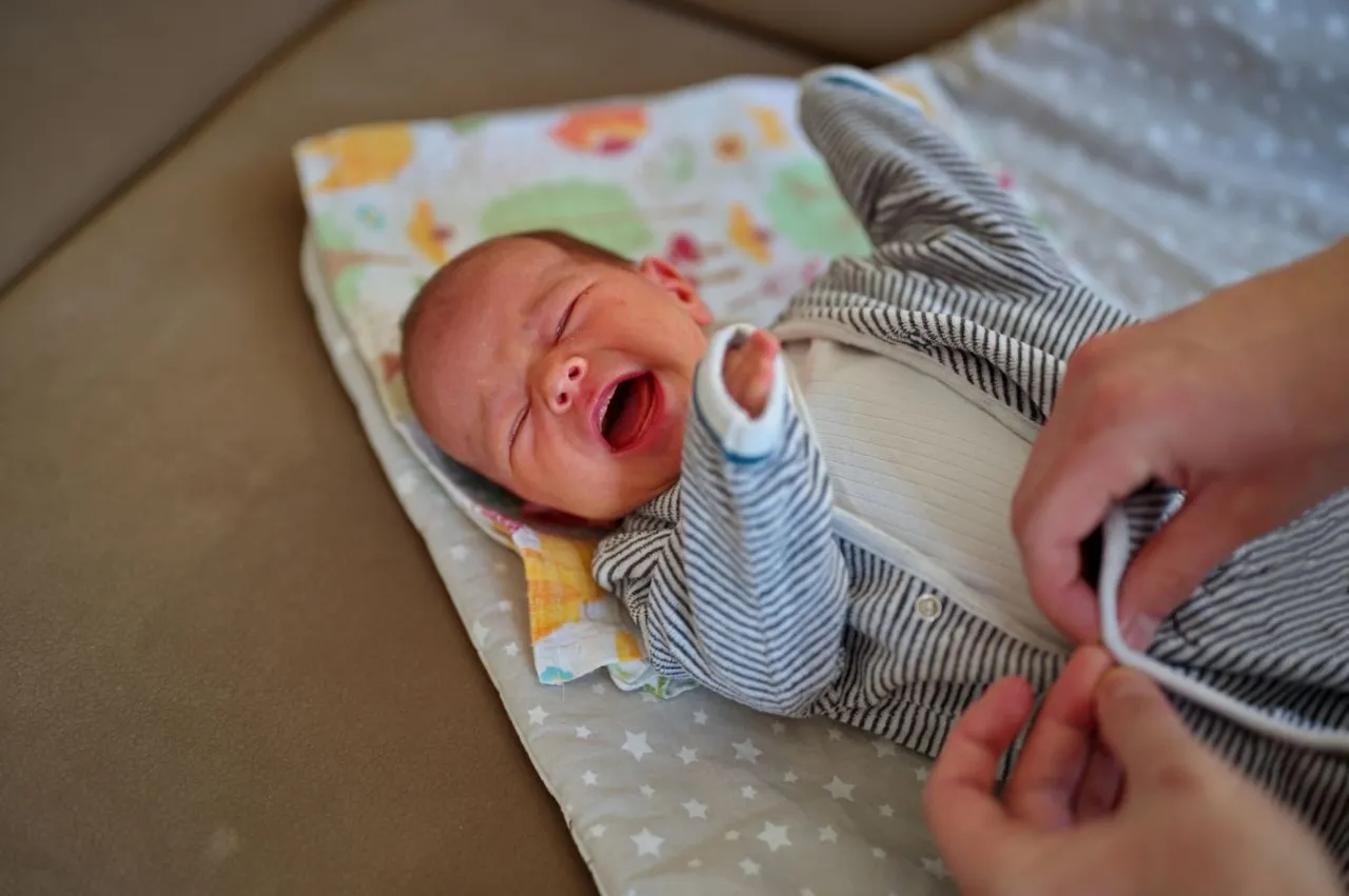 niemowlę pręży się zaciska piąstki