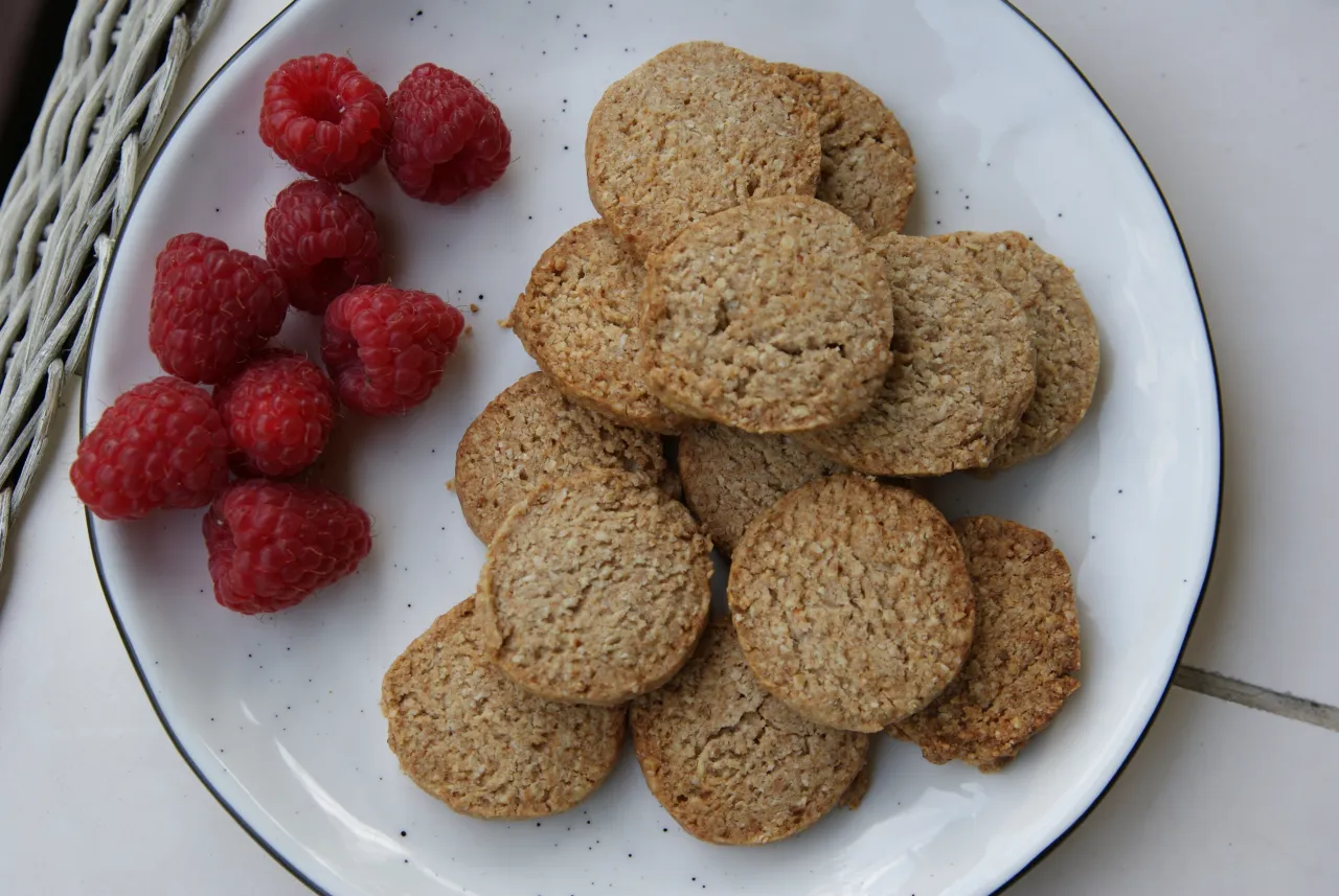 domowe ciasteczka digestive na talerzu