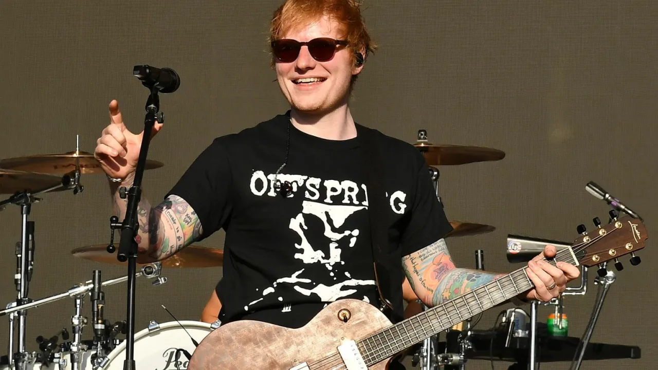 Ed Sheeran na koncercie w Warszawie, fani zastanawiają się, ile bilet&oacute;w jeszcze zostało.