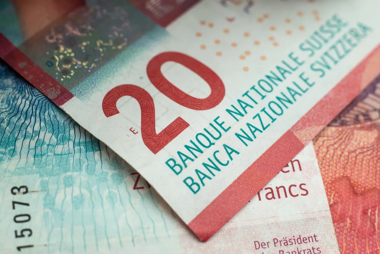 Dwadzieścia franków szwajcarskich. CHF, jaka to waluta? To właśnie ona, symbol stabilności i jakości.