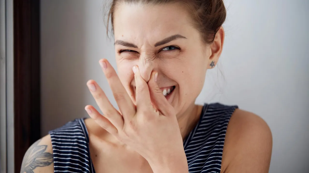 kobieta wąchająca jedzenie z niezadowoloną miną, wyostrzony węch ciąża