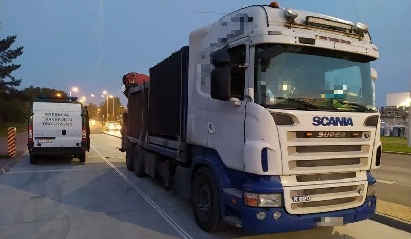 Ciężarówka z naczepą na wadze ITD