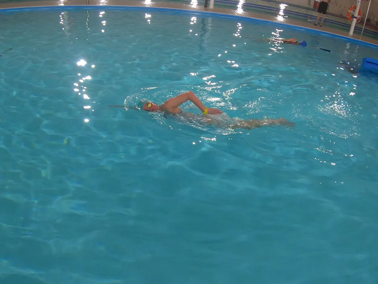 dorosła osoba ucząca się unosić na wodzie