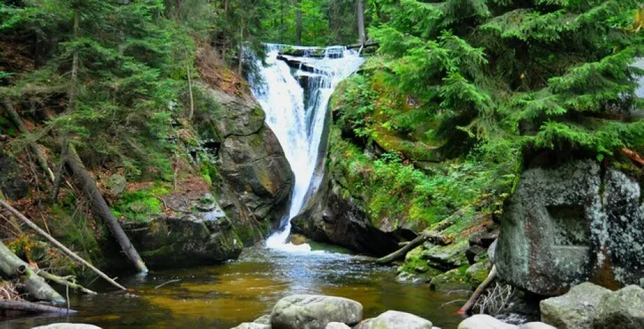 Karkonosze wodospad Szklarki dzieci