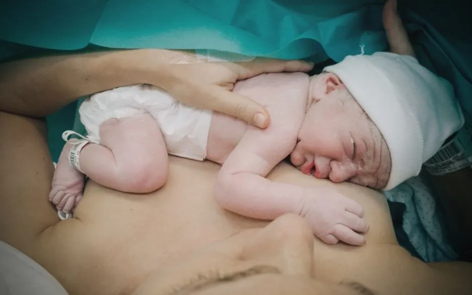 Mama z dzieckiem po cesarskim cięciu kontakt skóra do skóry