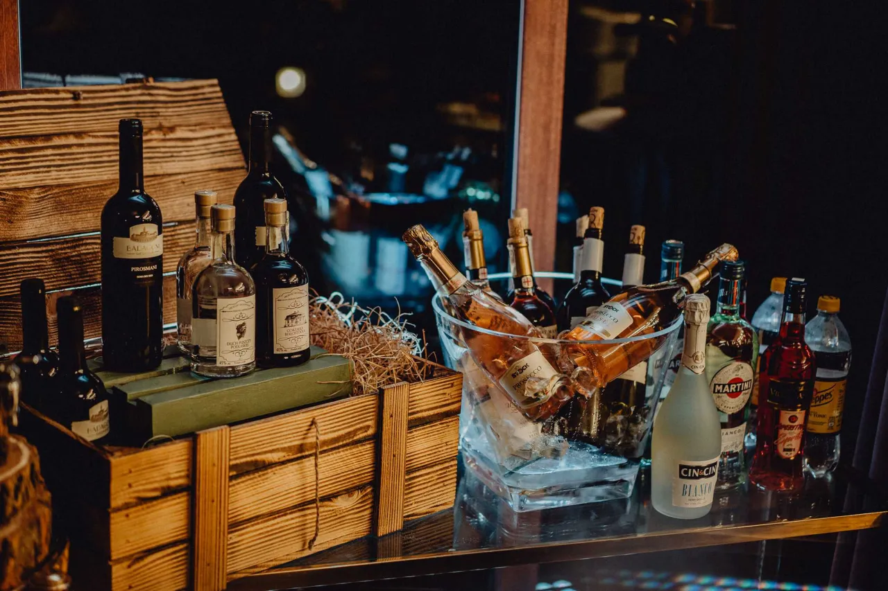 R&oacute;żne alkohole na weselu wino piwo drink bar