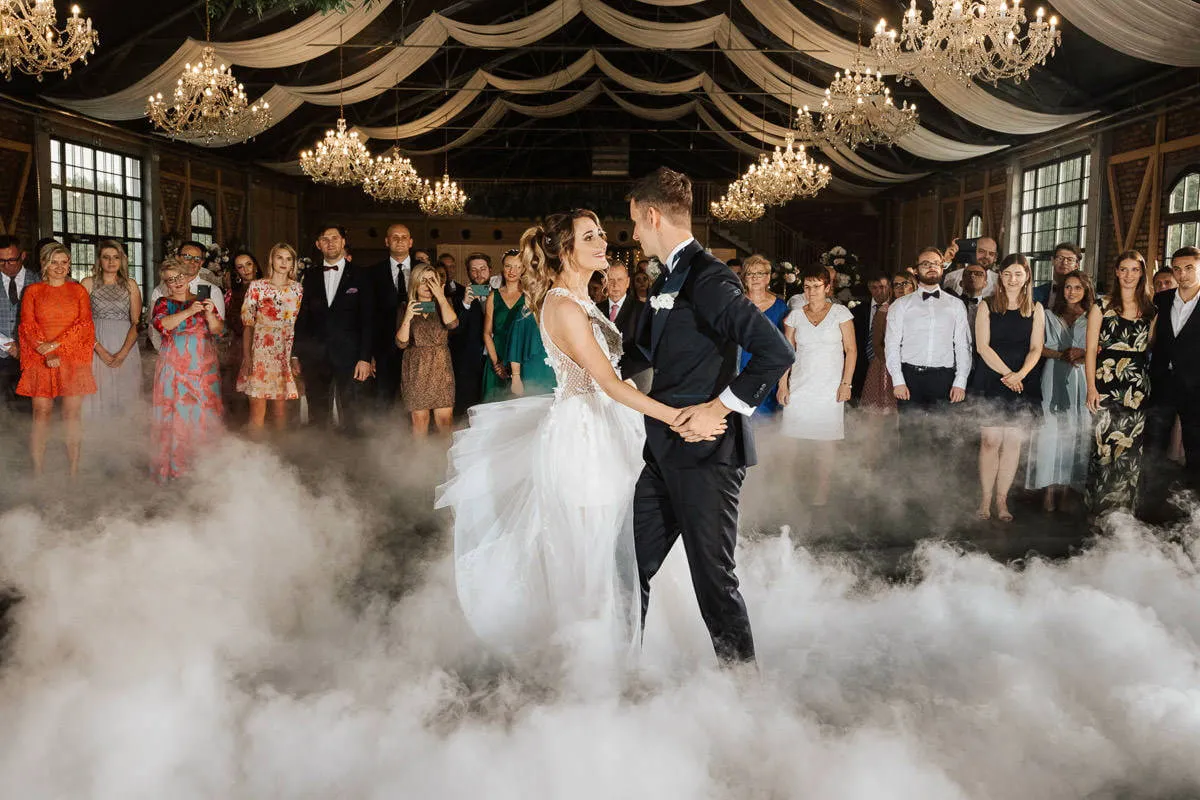 Goście bawiący się w fotobudce 360