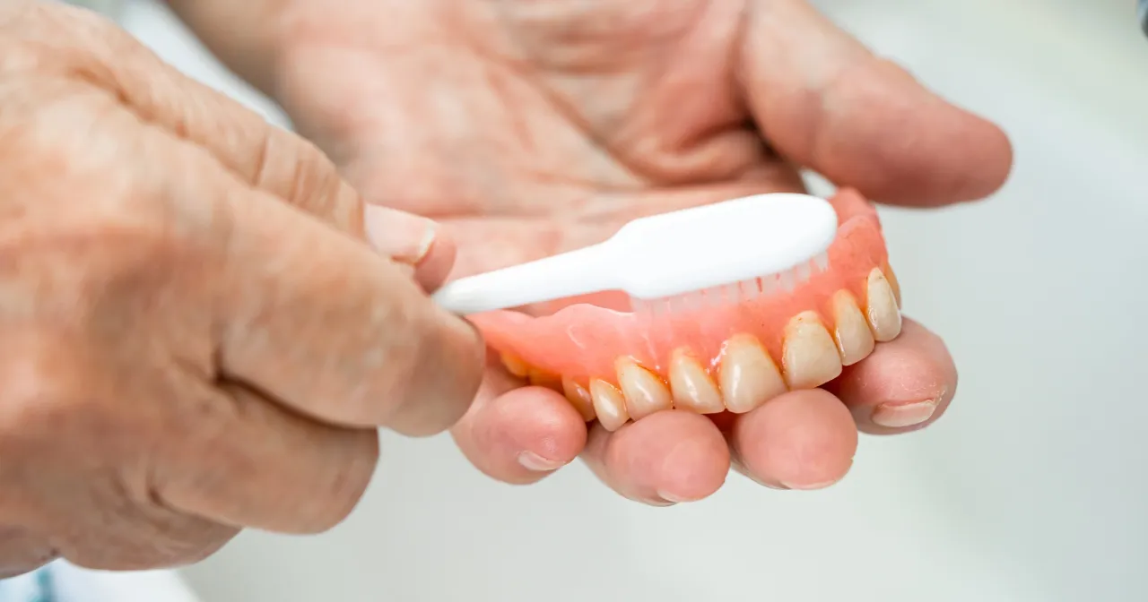 domowe sposoby usuwanie kleju protezy dziąsła